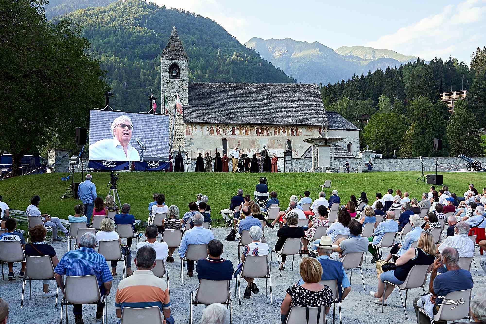 sgarbi_conferenza_ledwall